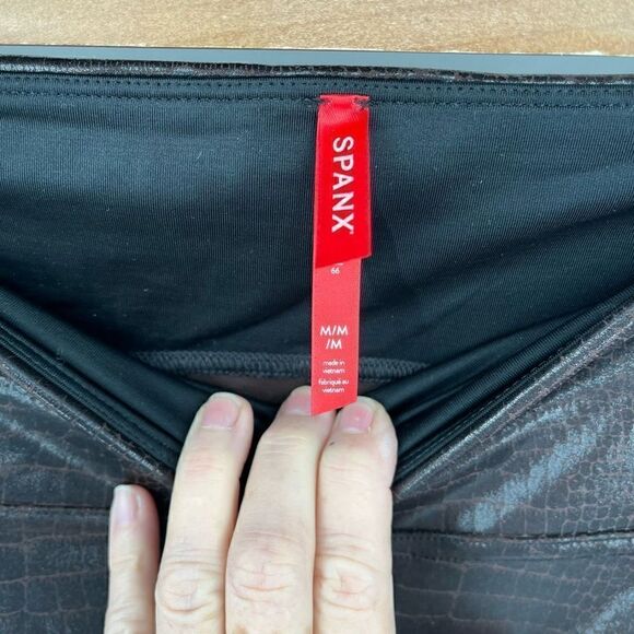 Spanx Women's High Waisted Slim-Fit Croc Print Latex Black Leggings Size M - Picture 5 of 8